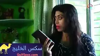 زوجين مثارين يدعوان عاهرة لعرض إباحي مع الفتاة التي تأمر بالتحكم