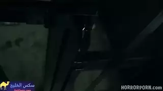 وحش شرير يضرب كس الفتاة الأسيرة المشدود رعب إكس إكس إكس