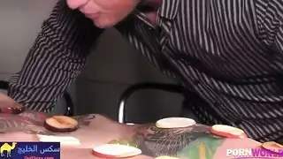 فيتش الأقدام: أصابعها في فمه بينما تُنادى بقوة