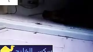 كوجر مغربية تأخذ عظمًا قاسيًا وقوفًا وانبطاح