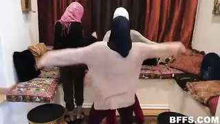 شهوة محرمة: الحجاب يُرفع لجلسة عبادة للقضيب الأسود