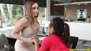 لعب ديلدو بالاختراق المزدوج سحاقيًا مع ناتاشا وإيلا