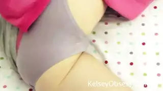 خيال ليلي: الإمناء على كسها وطيزها