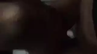 عاهرة شقراء شابة تستمتع بقضيب اختراق مزدوج عملاق، تعصر حلمتي ثدييها وتداعب شقها المبلل