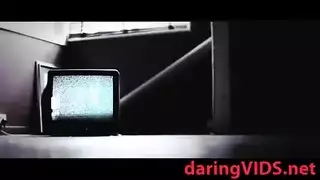 استمناء مراهقة سمراء: تلمس مهبلها المبلل حتى نشوة شديدة