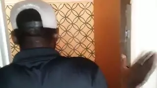 بعبصة شاور مبللة: زب أسود ضخم يضرب الفتحة الضيقة