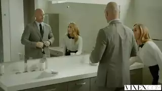 السكرتيرة المطيعة تُدمر في غرفة نوم الشركة