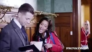 معلم أجنبي يضرب كس الطالبة الضيق في الفصل xxx