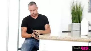 الام تعلم ابنها كيفية ينيك اختة الصغيرة