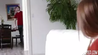 جميلة وقحة في سن المراهقة إعطاء أول أداء المتشددين لها