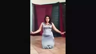 عرض تعري في غرفة النوم لامرأة مصرية ناضجة لجعله صلبًا كالصخر