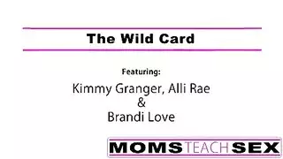 بنات مشاغبات تغويان رجل الأم في مشهد جنسي صريح على القارب