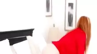 درس عملي من سيدة ناضجة في اختراق الكس المبلول الإباحي