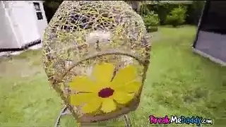 البستاني يمارس الجنس مع رايلي ستار بينما ترتدي قفازات شقراء