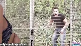 العاهرة الشابة تمتلئ فتحاتها من قبل البستاني الناضج