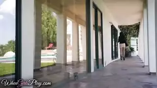 سمراوان ممتلئتان تستمتعان ببعضهما في تدليك فموي جامح