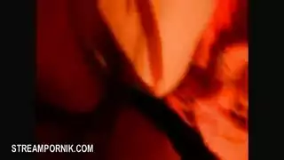 عاهرة شرجية كاملة تأخذ قضيب غريب عميقاً في الداخل