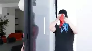 امراءة تبول ب فم رجل