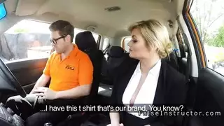 جنس صريح بقوة مع كعب عالي: عشيق موشوم يملأ مهبلها