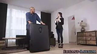 فتاة جلامور قرنية تستمتع بألعاب جنسية في عروض فردية جريئة