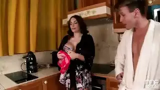 خالته الروسية فى المطبخ