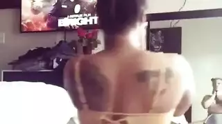 فتيات مراهقات ناعمات يستكشفن البيد إس إم القاسي في تصوير فيديو إكس إكس إكس