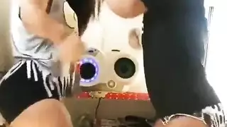 عاهرتان عربيات ممتلئات في اختراق مزدوج ثقيل وقذف داخلي