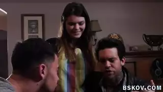 شقراء مفعمة بالحيوية تأخذ القضيب وتجعل رجلها يتوسل للمزيد