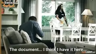 خادمة تسرق ممتلكاتك ثم تمتعك بجنس مجنون