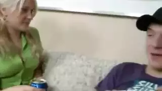 شقراء قذرة و سمراء داكنة تشاركان رجلاً ناضجاً