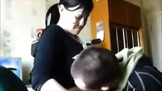 امرأة شعرها داكن تخدم القضيب ثم تحصل على كريمة داخلية