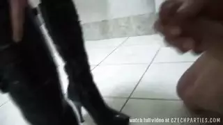 اخ يلعب في اخته وهي نايمه وين