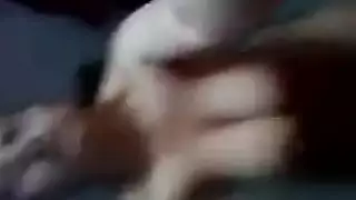 إباحية حمام ساخنة: فتاة عربية تضع إصبعها في فرجها الضيق عزف منفرد