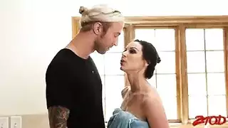 كيندرا لاست تتعرض للصدم بقضيب شاب سميك