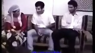 ثلاث نساء تمنحن رجلاً مصًا لا يُنسى