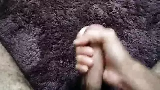 استمناء مشعر نابض ينتهي برشاش فوضوي على السجاد