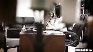 رئيس ينكّب سكرتيرته العارية وضعية الكلب على كرسي المكتب