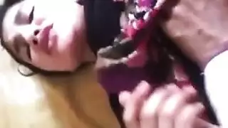 ومضت الفتاة رسمياً قائلة إن الصبي كان يضخ أن الفتاة كانت تصرخ أنبوب الإباحية الحرة