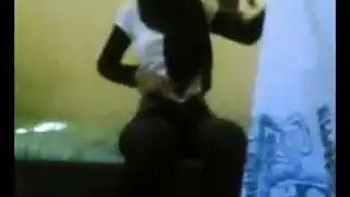 إيلاج شرجي مزدوج زلق: يقطر بللاً ويأخذ الكل