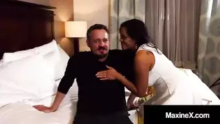 فتاة عربية مثيرة كبيرة الصدر تلعق وتأخذ ضرب شرجي