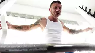 الموظفة تفتح شفري كسها المبلل لإمتاع مدير الاستوديو