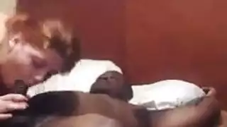 جنس راعية البقر العكسي: الجمال البرازيلي يداعب قضيبه بعمق