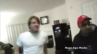 فتات لبنانية تمتع نفسها