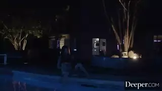 مداعبة المؤخرة تتحول إلى مص عنيف مع قذف في الحلق