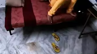 فتاة ذات أثداء لامعة تتصرف بوقاحة أمام رجل مُثار