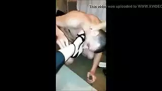 ماراثون مص الأصابع رجل يجن على قدمين