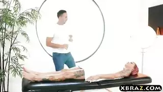 وشوم الفتاة الشقراء تثار قبل الدخول العميق