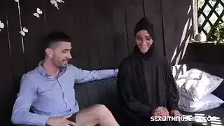 علاقة مكتبية محرمة: محجبة تتعرض لضربات جنسية قوية