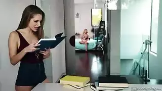 أخوات غير شقيقات في مشهد إباحي – لحس وإصبع وقذف