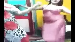 فتيات عاهرات تتعرى في ملابس داخلية في حفلة جنس